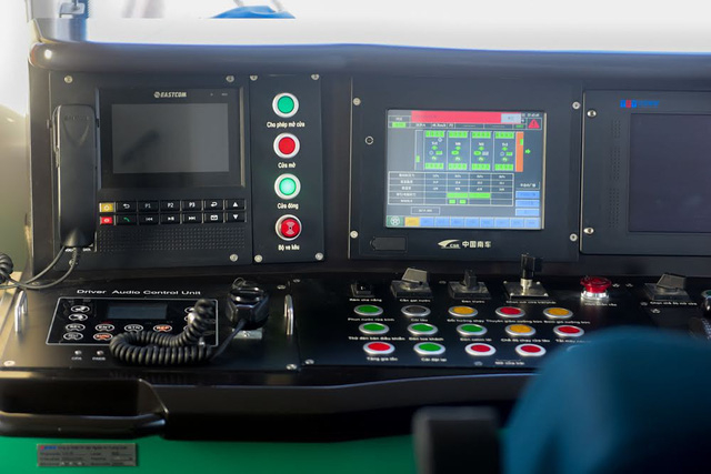 Hệ thống điều khiển b&ecirc;n trong t&agrave;u.