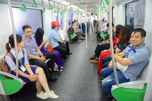 Nhiều người th&iacute;ch th&uacute; với đo&agrave;n t&agrave;u tr&ecirc;n cao trong lần đầu trải nghiệm hoạt động vận h&agrave;nh to&agrave;n hệ thống.