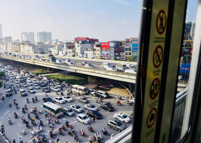 Từ tr&ecirc;n t&agrave;u C&aacute;t Linh - H&agrave; Đ&ocirc;ng nh&igrave;n xuống d&ograve;ng phương tiện kẹt cứng, hối hả trong giờ cao điểm buổi s&aacute;ng