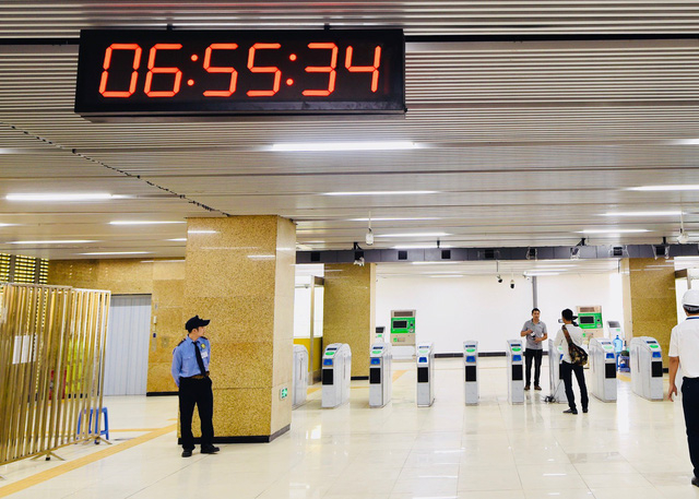 Nh&agrave; ga đ&oacute;n/tiễn h&agrave;nh kh&aacute;ch đi t&agrave;u