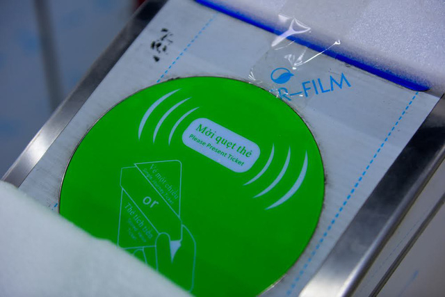 V&eacute; t&agrave;u sử dụng c&ocirc;ng nghệ quẹt thẻ điện tử tự động