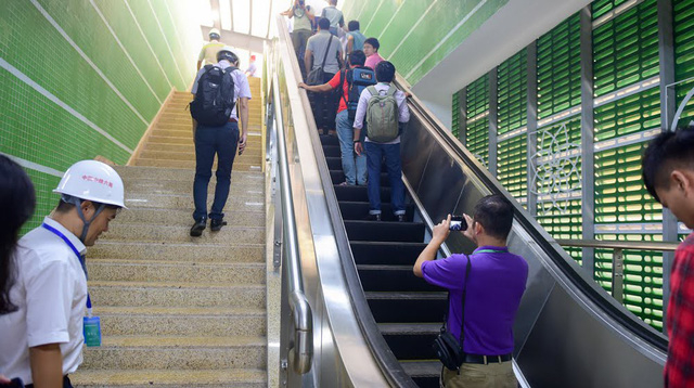 Lối thang bộ v&agrave; thang cuốn d&agrave;nh cho h&agrave;nh kh&aacute;ch th&ocirc;ng thường. Đối với người khuyết tật sẽ c&oacute; thang m&aacute;y ri&ecirc;ng để di chuyển l&ecirc;n/xuống nh&agrave; ga đi t&agrave;u