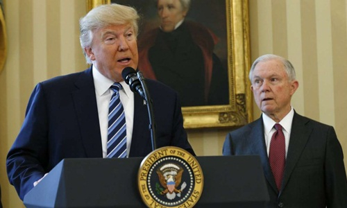 Tổng thống Mỹ Donald Trump (tr&aacute;i) v&agrave; Bộ trưởng Tư Ph&aacute;p Jeff Sessions trong một cuộc họp b&aacute;o ở Nh&agrave; Trắng hồi năm ngo&aacute;i. Ảnh:&nbsp;Reuters.