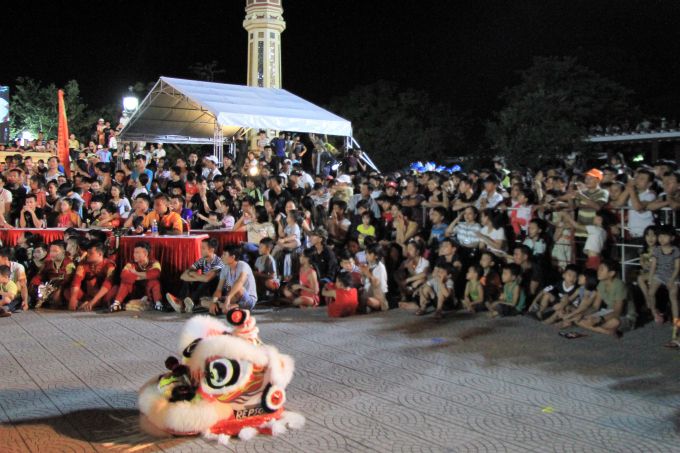 H&agrave;ng ng&agrave;n kh&aacute;n giải tập trung theo d&otilde;i c&aacute;c đội L&acirc;n tranh t&agrave;i.