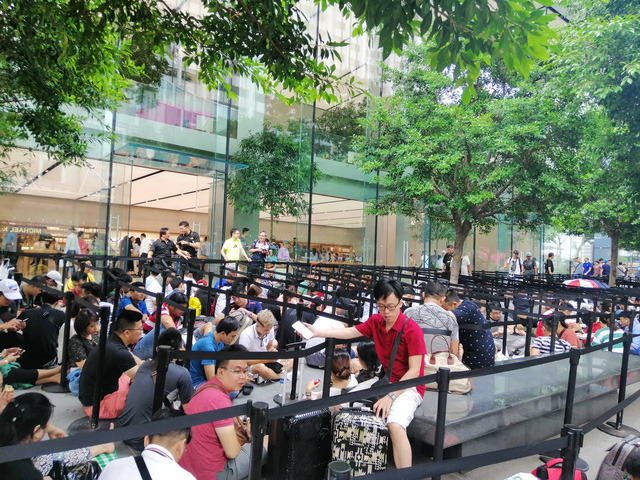 D&acirc;n bu&ocirc;n Việt Nam nằm la liệt, đ&oacute;i lả trước cửa Apple Store ở Singapore