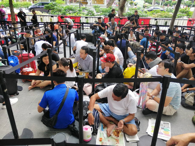 D&acirc;n bu&ocirc;n Việt Nam nằm la liệt, đ&oacute;i lả trước cửa Apple Store ở Singapore