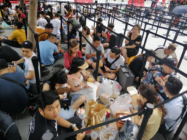 D&acirc;n bu&ocirc;n Việt Nam nằm la liệt, đ&oacute;i lả trước cửa Apple Store ở Singapore