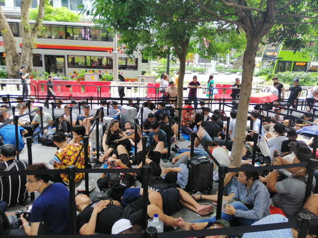 D&acirc;n bu&ocirc;n Việt Nam nằm la liệt, đ&oacute;i lả trước cửa Apple Store ở Singapore