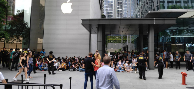 D&acirc;n bu&ocirc;n Việt Nam nằm la liệt, đ&oacute;i lả trước cửa Apple Store ở Singapore