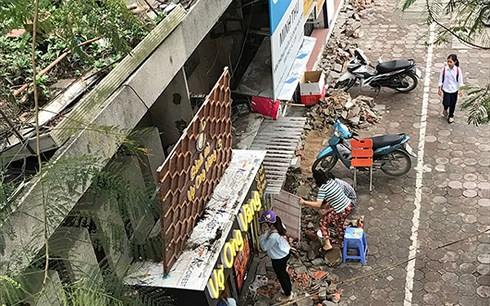 Dẹp nạn lấn chiếm vỉa hè lòng đường và “cuộc chiến” trách nhiệm