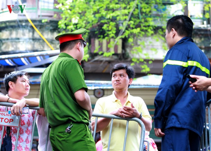 Sau vụ ch&aacute;y gần Bệnh viện Nhi Trung ương tr&ecirc;n đường Đ&ecirc; La Th&agrave;nh (H&agrave; Nội) v&agrave;o chiều ng&agrave;y 17/9, mọi lối ra v&agrave;o hiện trường được&nbsp;lực lượng c&ocirc;ng an bảo vệ nghi&ecirc;m ngặt.&nbsp;Kh&ocirc;ng ai được ra v&agrave;o nếu kh&ocirc;ng c&oacute; nhiệm vụ.