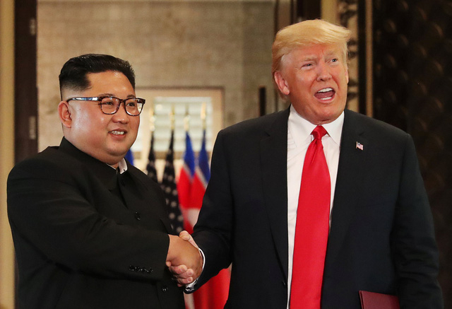 Tổng thống Trump v&agrave; nh&agrave; l&atilde;nh đạo Triều Ti&ecirc;n Kim Jong-un gặp nhau tại Singapore ng&agrave;y 12/6 (Ảnh: Reuters)