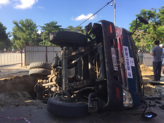 Chiếc xe tải bị lật nằm gọn trong đường ống tho&aacute;t nước,