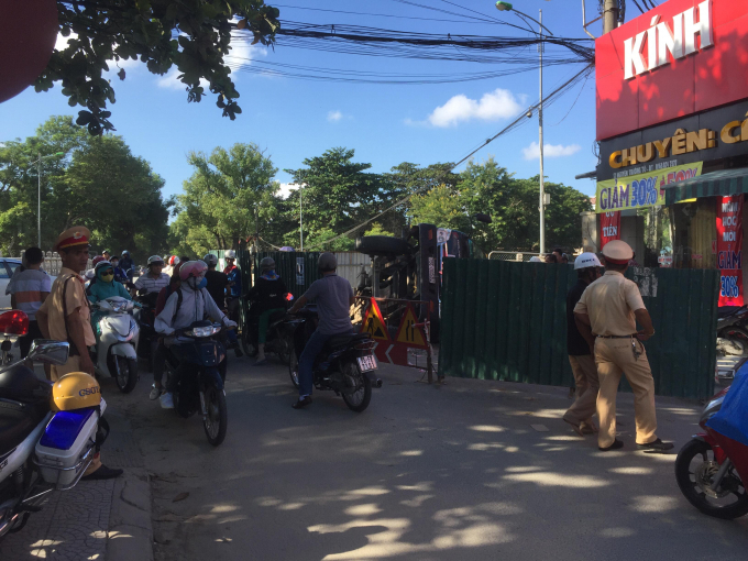 Lưc lượng chức năng đang ph&acirc;n luồng giao th&ocirc;ng tr&aacute;nh &ugrave;n tắc.