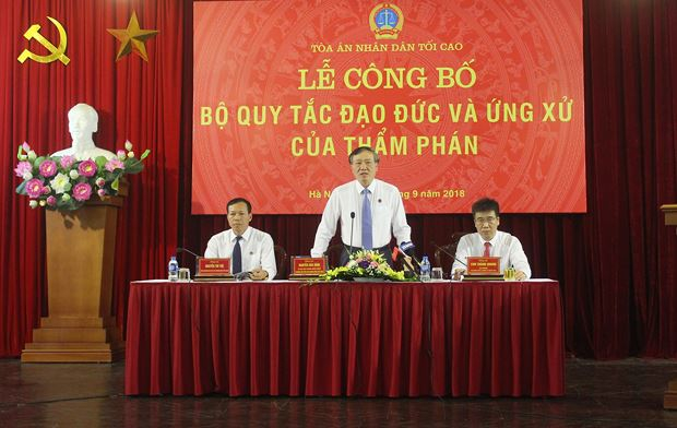 Chánh án TAND tối cao Nguyễn Hòa Bình chủ trì lễ công bố.