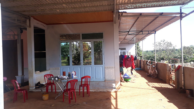 Nhiều người d&acirc;n đến nh&agrave; b&agrave; Dược đ&ograve;i tiền nhưng bất th&agrave;nh