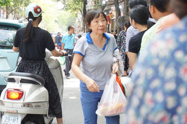 Kh&ocirc;ng như những năm trước, năm nay cửa h&agrave;ng n&agrave;y kh&ocirc;ng giới hạn số lượng b&aacute;nh, người mua c&oacute; thể mua bao nhi&ecirc;u t&ugrave;y &yacute;.