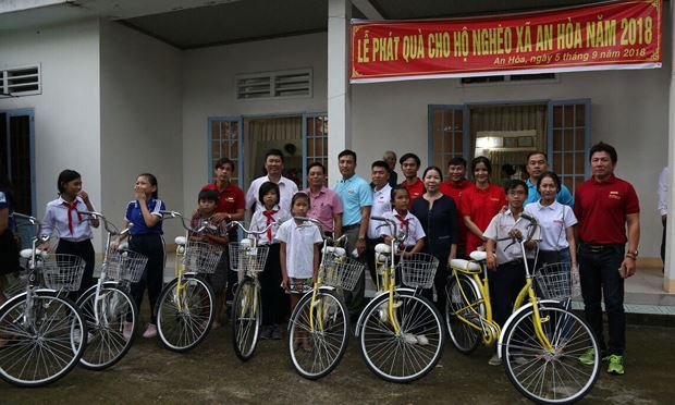 B&aacute;o Ph&aacute;p luật Việt Nam tặng qu&agrave; trung thu cho thiếu nhi tại Đồng Nai