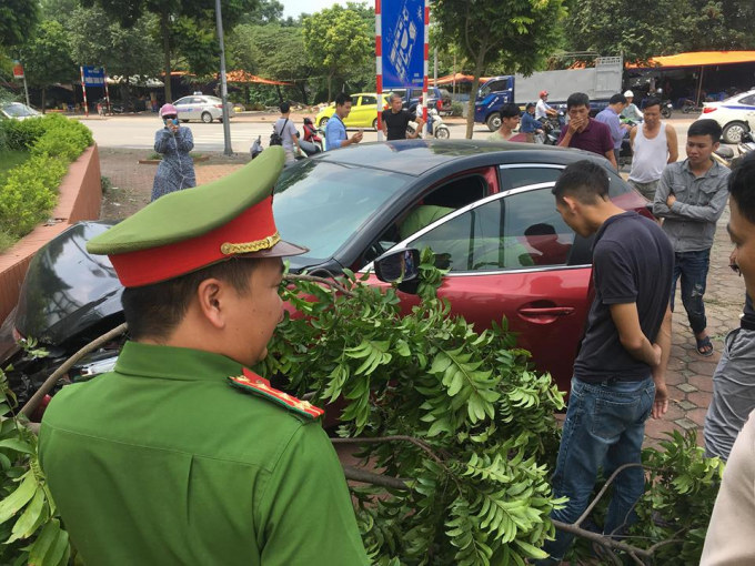 Xe &ocirc;t&ocirc; Mazda 3 đi&ecirc;n cuồng lạng l&aacute;ch đ&aacute;nh v&otilde;ng g&acirc;y tai nạn.