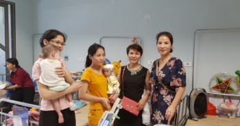 40 triệu đồng được trao tới các cháu bé có hoàn cảnh khó khăn đang điều trị tại BV Nhi Trung ương