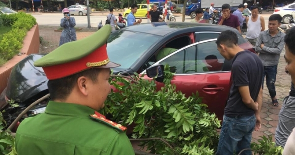 Hà Nội: Xe ôtô Mazda 3 điên cuồng lạng lách đánh võng gây tai nạn