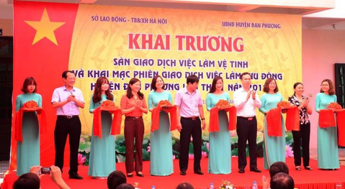 Cắt băng khai trương s&agrave;n giao dịch vệ tinh huyện Đan Phượng.