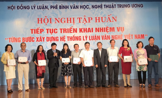 Ban tổ chức trao giấy chứng nhận cho c&aacute;c học vi&ecirc;n.