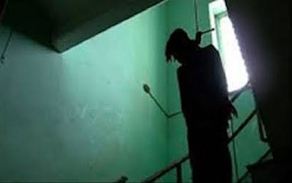 Người d&acirc;n b&agrave;ng ho&agrave;ng ph&aacute;t hiện thi thể c&aacute;n bộ ng&acirc;n h&agrave;ng trong trạng th&aacute;i treo cổ (ảnh minh họa).