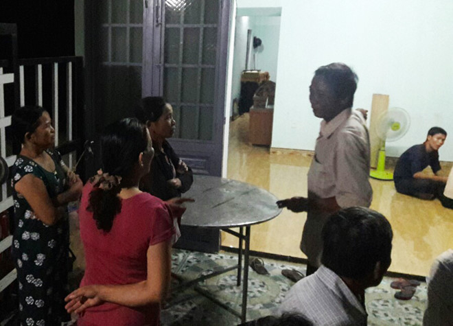 Gia đ&igrave;nh tổ chức hậu sự cho vợ chồng anh H&ugrave;ng. Ảnh: G.H.