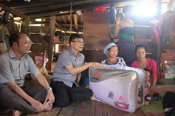 Bộ trưởng L&ecirc; Th&agrave;nh Long đến tận nh&agrave; d&acirc;n thăm hỏi, động vi&ecirc;n..