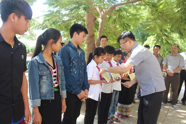 Tặng qu&agrave; c&aacute;c em học sinh.