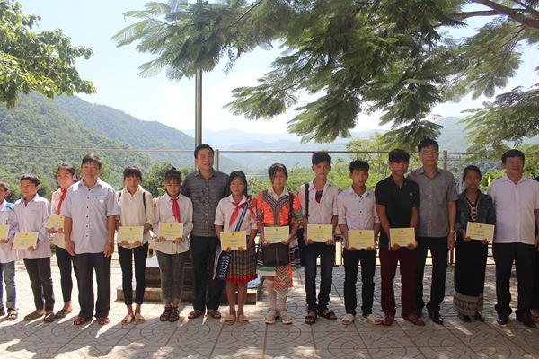 Bộ trưởng L&ecirc; Th&agrave;nh Long thăm, tặng qu&agrave; nh&acirc;n d&acirc;n v&ugrave;ng lũ Mường L&aacute;t