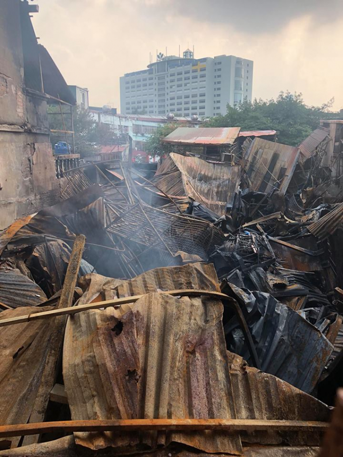 Khung cảnh tan hoang sau ch&aacute;y lớn.