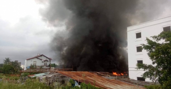 Cháy xưởng sản xuất cây lau nhà, ngọn lửa bao trùm trên tuyến phố Sài Gòn