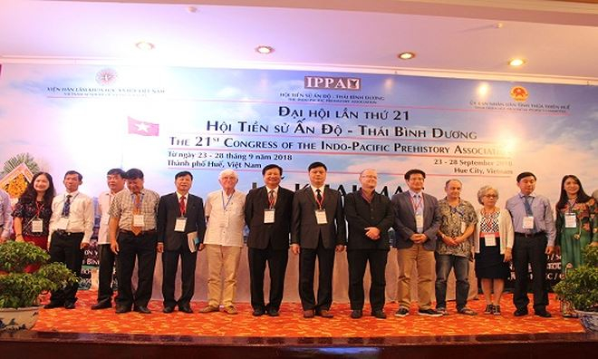 C&aacute;c đại biểu chụp ảnh tại phi&ecirc;n khai mạc đại hội.