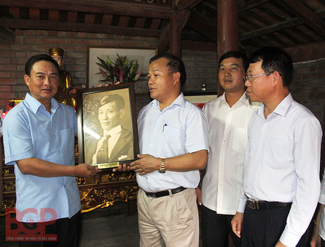 Thứ trưởng Bộ Ngoại giao Vũ Hồng Nam c&ugrave;ng Ph&oacute; Chủ tịch UBND tỉnh Bắc Giang L&ecirc; &Aacute;nh Dương trao di ảnh nh&agrave; y&ecirc;u nước Kỳ Đồng - Nguyễn Văn Cẩm cho l&atilde;nh đạo huyện Y&ecirc;n Thế. (Ảnh: Cổng TTĐT Bắc Giang)