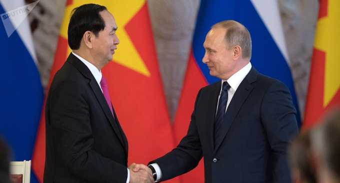 Tổng thống Li&ecirc;n bang Nga Vladimir Putin nhấn mạnh: &ldquo;Chủ tịch nước Trần Đại Quang đ&atilde; c&oacute; được sự nể trọng của nh&acirc;n d&acirc;n v&agrave; bạn b&egrave; thế giới, đ&atilde; cống hiến rất nhiều cho việc củng cố an ninh quốc gia của Việt Nam nhằm bảo vệ lợi &iacute;ch của Việt Nam tr&ecirc;n trường quốc tế.&rdquo;. Người đứng đầu Li&ecirc;ng bang Nga cho rằng, ch&iacute;nh sự nhạy b&eacute;n, sắc sảo về ch&iacute;nh trị v&agrave; khả năng hiểu bản chất của những vấn đề phức tạp nhất đ&atilde; gi&uacute;p Chủ tịch Trần Đại Quang c&oacute; được sự t&ocirc;n trọng ch&acirc;n th&agrave;nh nhất. (ảnh: Sputnik)