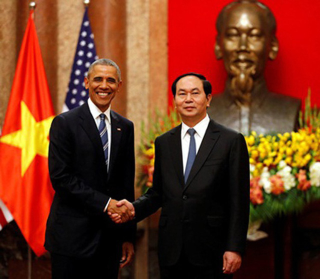 Ng&agrave;y 23/5/2016, nhận lời của Chủ tịch nước Trần Đại Quang, Tổng thống Mỹ Barack Obama đ&atilde; c&oacute; chuyến thăm ch&iacute;nh thức tới Việt Nam. Tại H&agrave; Nội, người đứng đầu nước Mỹ khi đ&oacute; nhấn mạnh: &ldquo;Ch&uacute;ng ta đến đ&acirc;y, như một biểu tượng của mối quan hệ được đẩy mạnh trong v&agrave;i thập kỷ qua.&rdquo; (ảnh: Reuters).