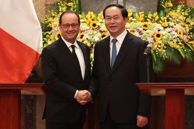 Tiếp đ&oacute;n Tổng thống Ph&aacute;p Francois Hollande ng&agrave;y 6/9/2016, Chủ tịch nước Trần Đại Quang g&acirc;y ấn tượng với ch&iacute;nh giới v&agrave; truyền th&ocirc;ng quốc tế khi tr&iacute;ch dẫn c&acirc;u n&oacute;i của đại văn h&agrave;o Voltaire để n&oacute;i về mối quan hệ hữu nghị giữa Việt Nam v&agrave; Ph&aacute;p: &ldquo;Một người bạn tốt qu&yacute; gi&aacute; hơn mọi điều vĩ đại tr&ecirc;n đời&rdquo; (ảnh: Lao động)