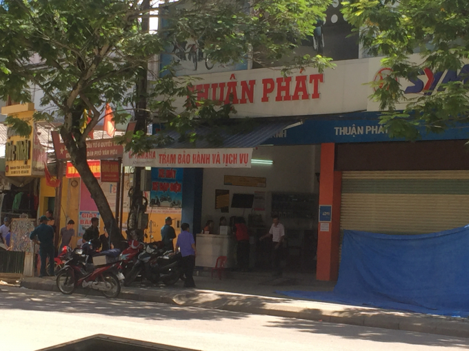 Vật thể ph&aacute;t hiện tại trước cửa h&agrave;ng kinh doanh xe m&aacute;y.