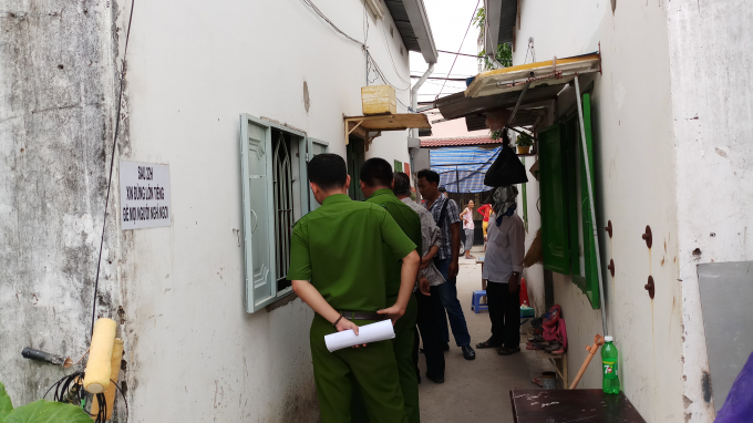 C&ocirc;ng an kh&aacute;m nghiệm hiện trường. (Ảnh minh họa: PLO)