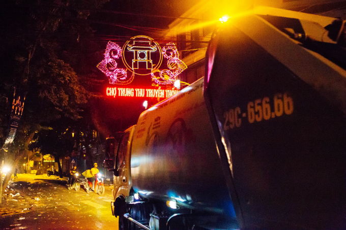 Phố H&agrave;ng M&atilde; biến th&agrave;nh biển r&aacute;c sau đ&ecirc;m Trung thu, cả tuyến phố ngập trong r&aacute;c thải do c&aacute;c chủ cửa h&agrave;ng v&agrave; phần lớn l&agrave; người tham dự lễ hội