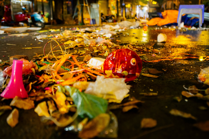 23h đ&ecirc;m 24/9 khi du kh&aacute;ch dần v&atilde;n đi th&igrave; cũng l&agrave; l&uacute;c những đống r&aacute;c hiện l&ecirc;n r&otilde; mồn một.