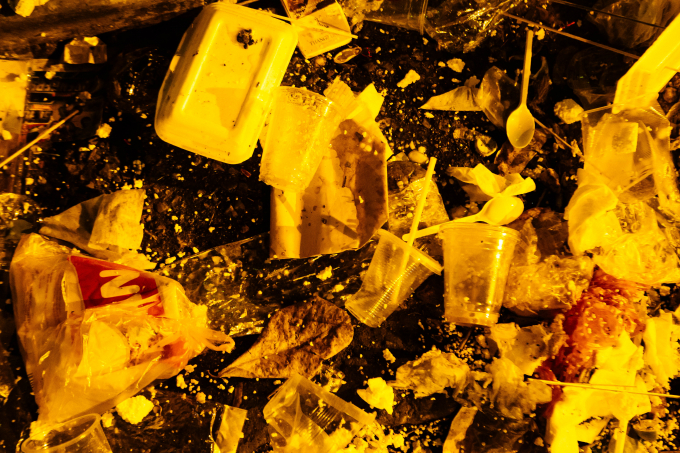 Ngổn ngang cốc nhựa đựng đồ ăn của người tham dự lễ hội.