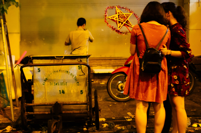 Chụp ảnh c&ugrave;ng... r&aacute;c.