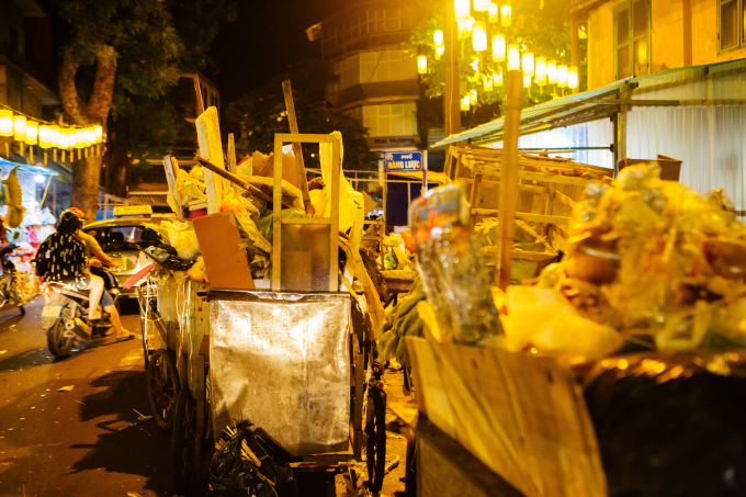 Kh&ocirc;ng chỉ r&aacute;c thải sinh hoạt m&agrave; c&ograve;n cả b&agrave;n ghế, gi&aacute; để h&agrave;ng,.. của chủ cừa h&agrave;ng vất đi sau những ng&agrave;y trưng h&agrave;ng.