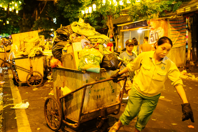 Phải nghi&ecirc;ng m&igrave;nh gần 60 độ người c&ocirc;ng nh&acirc;n vệ sinh n&agrave;y mới c&oacute; thể l&agrave;m chiếc xe r&aacute;c chuyển động.