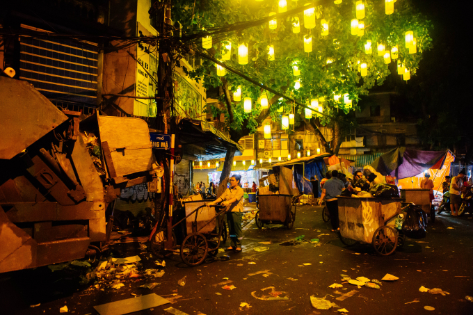 Xe thu gom r&aacute;c chờ h&agrave;ng d&agrave;i để được đổ.