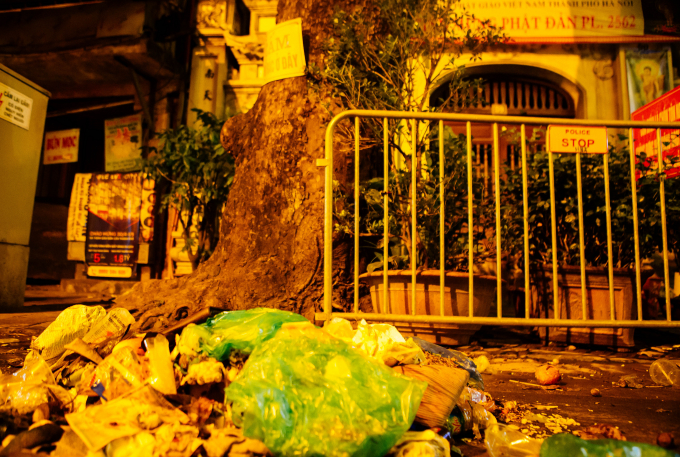 Xả lu&ocirc;n r&aacute;c ở cổng ch&ugrave;a mặc d&ugrave; c&oacute; biển cấm xả r&aacute;c.