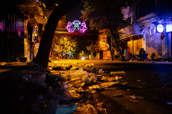 Mặc d&ugrave; c&ocirc;ng ty vệ sinh m&ocirc;i trường đ&atilde; dọn gần hai tiếng đồng hồ với h&agrave;ng chục c&ocirc;ng nh&acirc;n nhưng vẫn kh&ocirc;ng xuể.